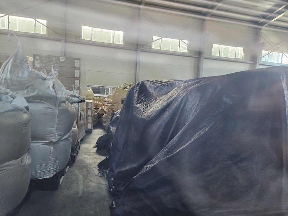 엘비리텍(주)이 외부창고에 불법으로 폐유독물질을 보관해 온 사실이 뒤늦게 알려졌다. 사진은 폐유독물질 보관 장면(사진제공=독자)