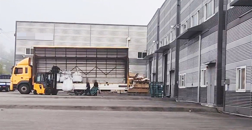 지난 9월 27일 엘비리텍 관계자들이 외부 창고에 보관돼 있는 톤백마대자루를 차량에 실어, 회사로 옮기고 있다. 이날은 청주시에서 폐기물불법보관 단속을 나온 날이다. 