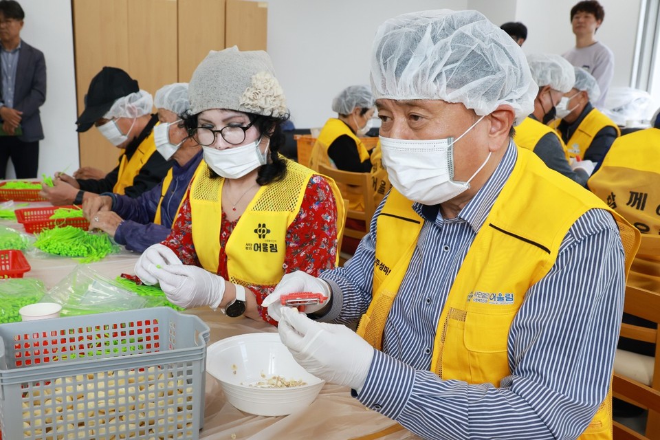 일하는 밥퍼 사업 격려 방문에 나선 김영환 지사. (사진=충북도청) 
