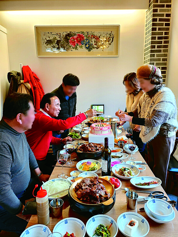 지난 2월 27일 옥천의 한 식당에서 열린 박덕흠 국회의원 4선 당선파티 모습 (사진제공= ‘K-LifeTV’)