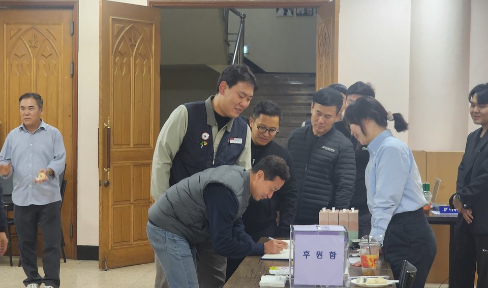 행사 참석자들이 방명록을 적고 있다.