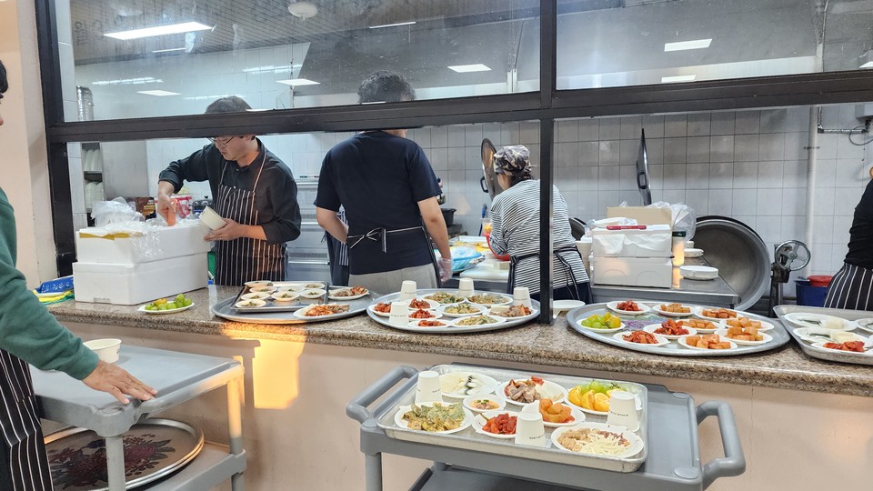 손님 맞이를 위해 음식을 준비하고 있는 주방.