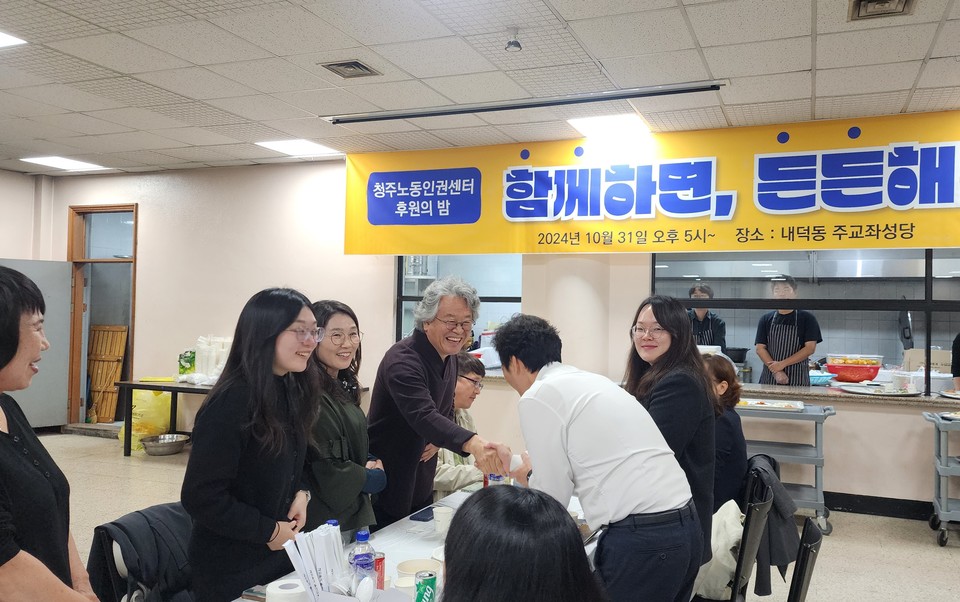 청주노동인권센터 김인국 대표가 참석자들과 이야기를 나누고 있다.