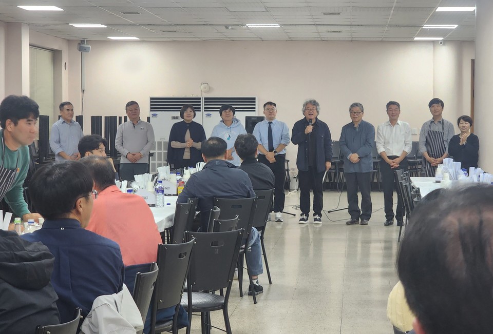 운영위원들이 참석자들에게 감사 인사를 전했다.