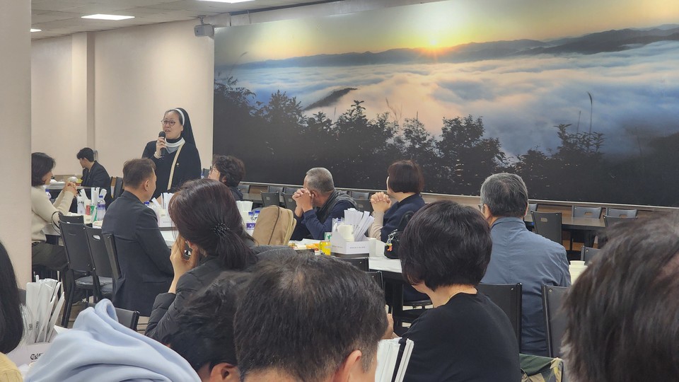 참석자들이 인삿말을 나누고 있다.