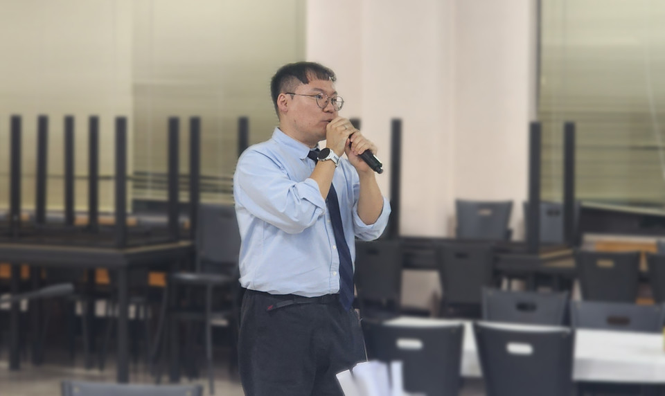 전필민 사무국장이 센터활동 보고를 하고 있다.