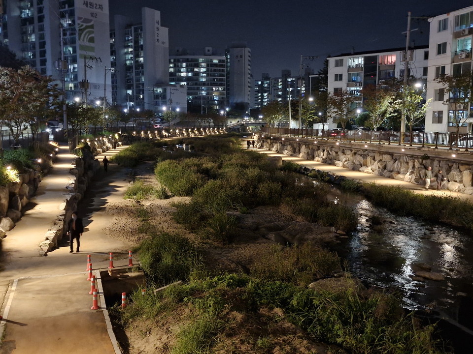 청주시가 흥덕구 가경천에 설치환 야관경관 조명(사진제공=청주충북환경운동연합)