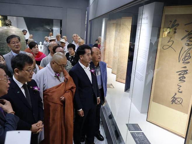 지난 9월 24일 성보박물관 개관식에서 최재형(왼쪽 네번째) 보은군수를 비롯한 관계자들이 사용승인도 받지 않은 박물관 내부로 들어가 전시된 유물을 관람하고 있다. 사진=보은군 제공.