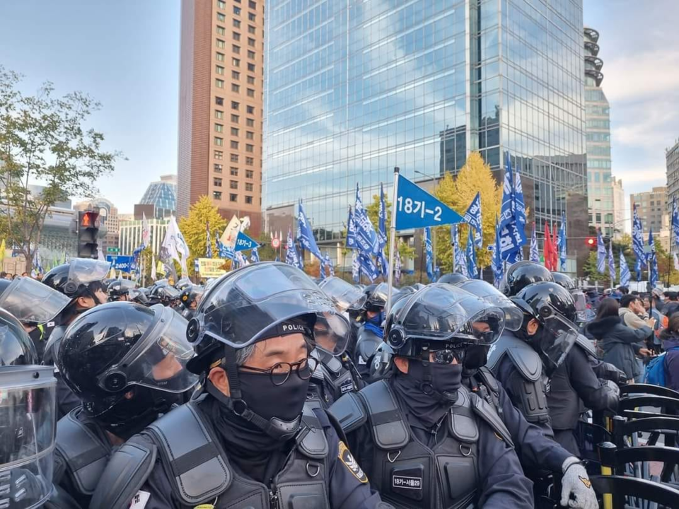 진압봉과 방패를 들고 선 경찰들. (사진=민주노총 충북본부)