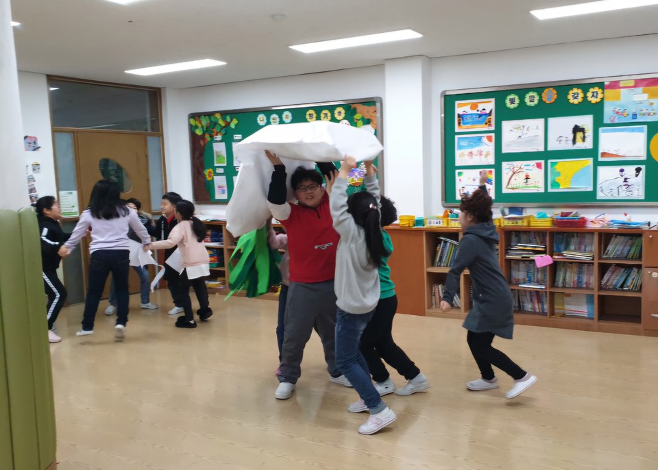 초등학교 문화예술교육 연극 수업 모습. (사진=학비노조 충북지부)