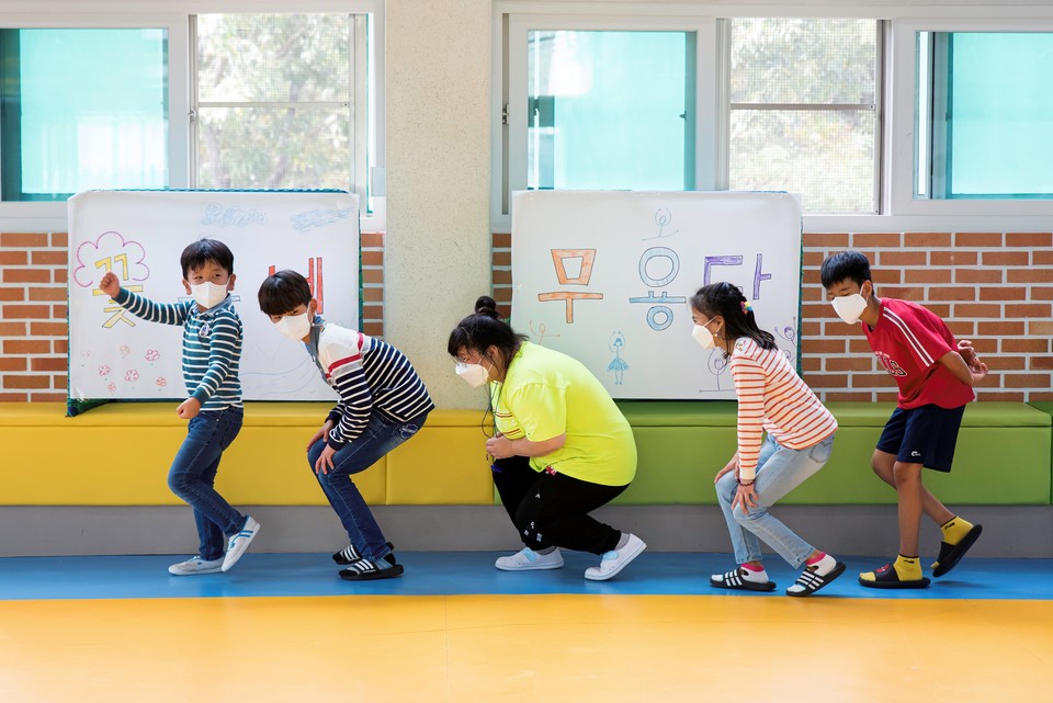 아이들이 학교예술강사지원사업 예술 기획 프로그램에 참여하고 있다. (사진=서원대문화에술교육센터) 