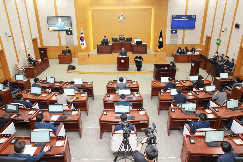 국민의힘 소속 충주시의원들이 정례회의 도중 한동훈 당 대표 특강을 듣겠다며 자리를 비우는 일이 발생했다. (사진출처=충주시의회)