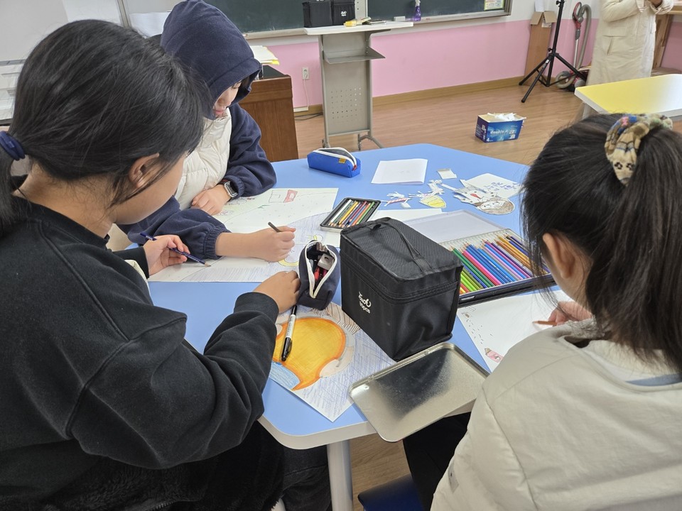 만화애니메이션 수업에 참여하고 있는 아이들 모습. (사진=필자 제공) 