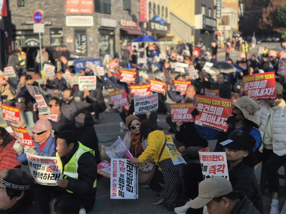 24일 오후 3시 충북대학교 정문 오거리에서 윤석열 대통령 탄핵을 요구하는 유권자대회가 열렸다. (사진=김남균 기자)