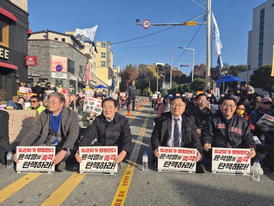 24일 오후 3시 충북대학교 정문 오거리에서 윤석열 대통령 탄핵을 요구하는 유권자대회가 열렸다. (사진=김남균 기자)