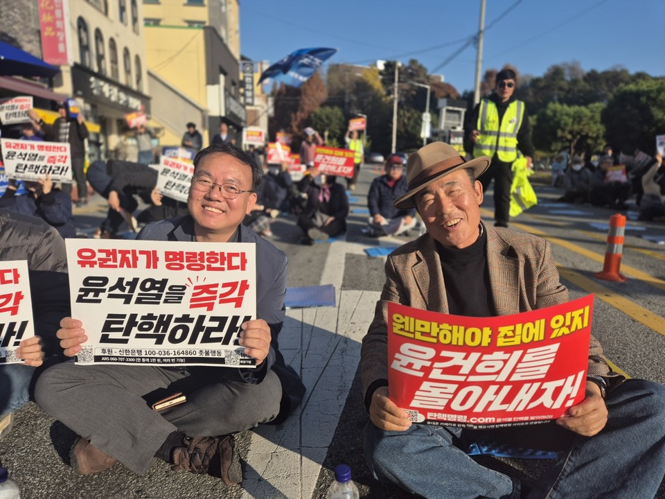 24일 오후 3시 충북대학교 정문 오거리에서 윤석열 대통령 탄핵을 요구하는 유권자대회가 열렸다. (사진=김남균 기자)