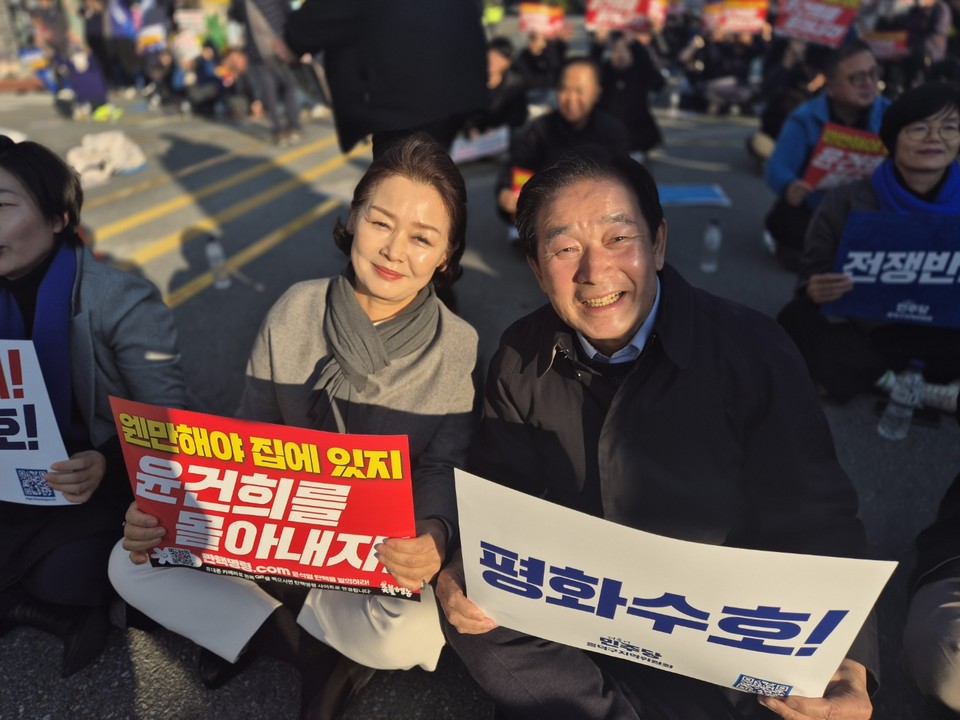 24일 오후 3시 충북대학교 정문 오거리에서 윤석열 대통령 탄핵을 요구하는 유권자대회가 열렸다. (사진=김남균 기자)
