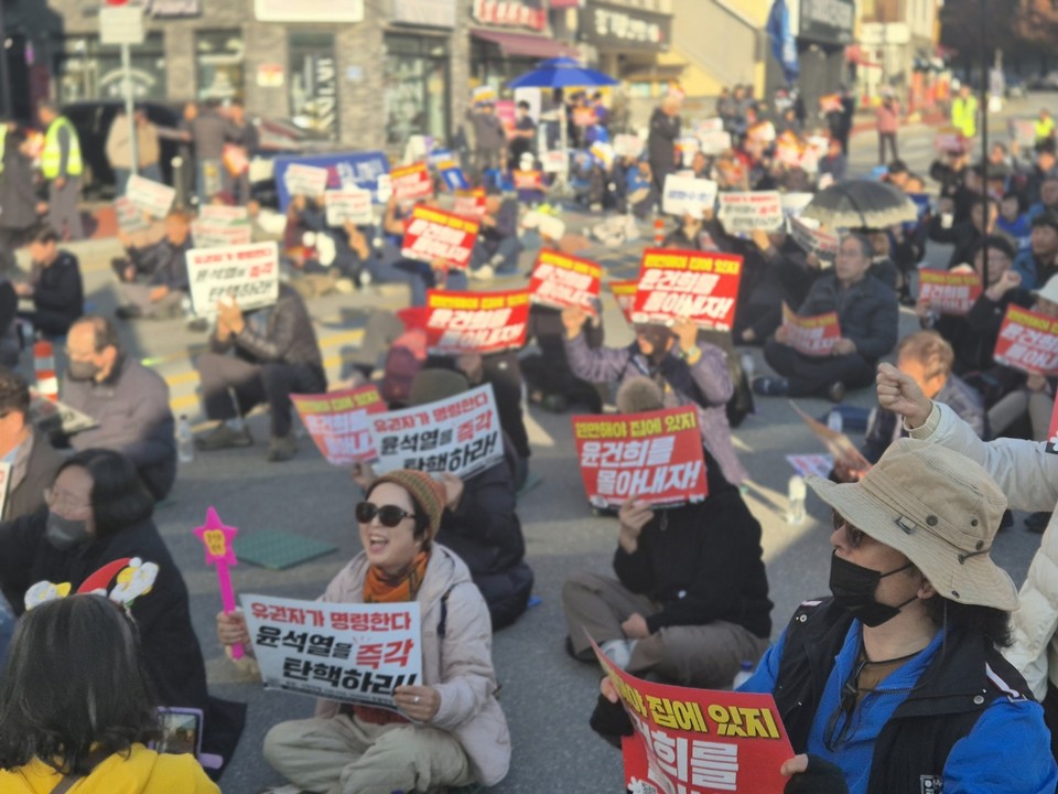 24일 오후 3시 충북대학교 정문 오거리에서 윤석열 대통령 탄핵을 요구하는 유권자대회가 열렸다. (사진=김남균 기자)