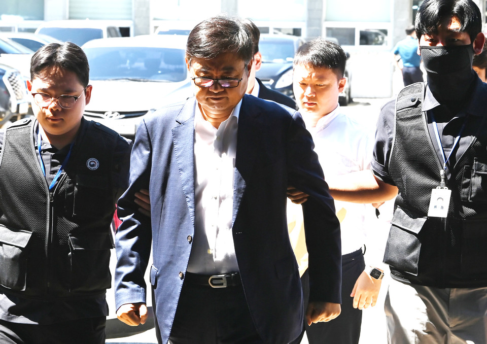 8월 28일 영장실질심사를 마치고 대기장소인 수원남부경찰서로 들어서고 있는 박순관 아리셀 대표. (사진=뉴시스)