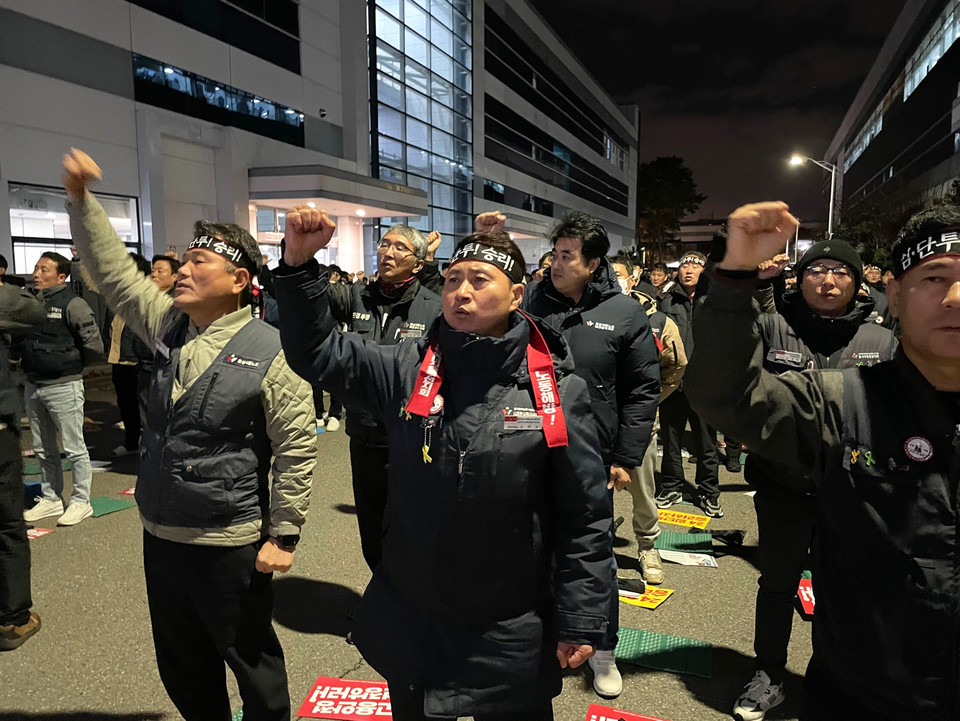 오찬교 LG화학·엔솔노조 지회장이 투쟁구호를 외치고 있는 모습. (사진=오옥균 기자)