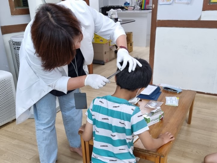 지난 3월 증평군보건소가 실시한 어린이 모발 니코틴 검사 모습. 사진은 해당 기사와 무관. (사진=증평군)