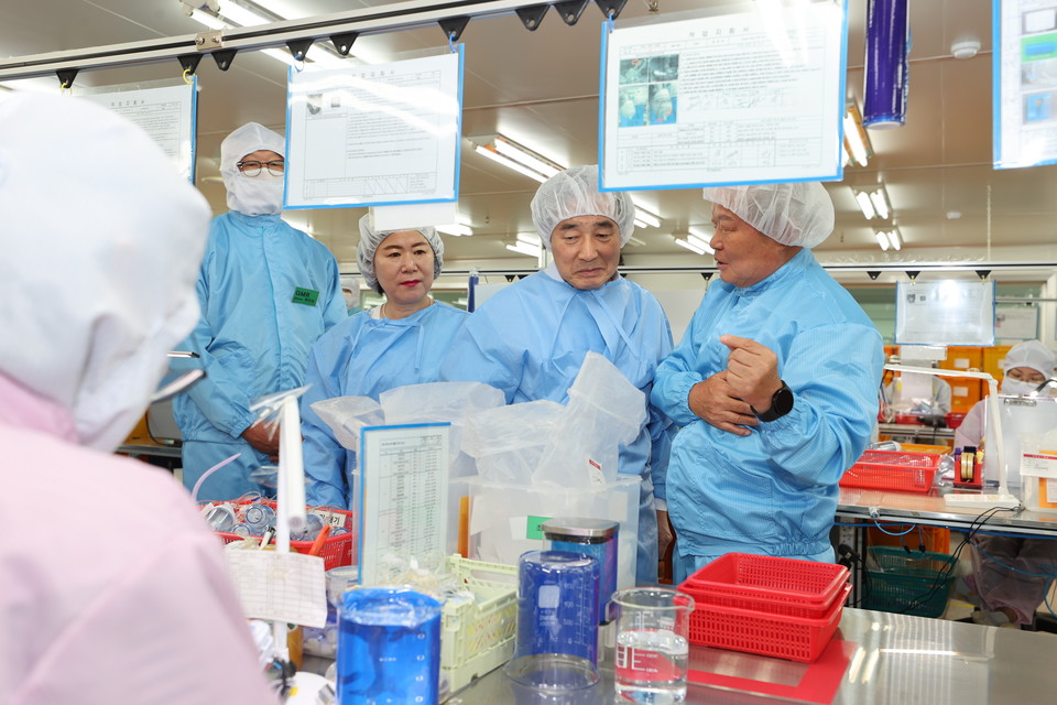 송기섭 진천군수가 진천 소재 업체를 방문했다. 사진=진천군 제공.