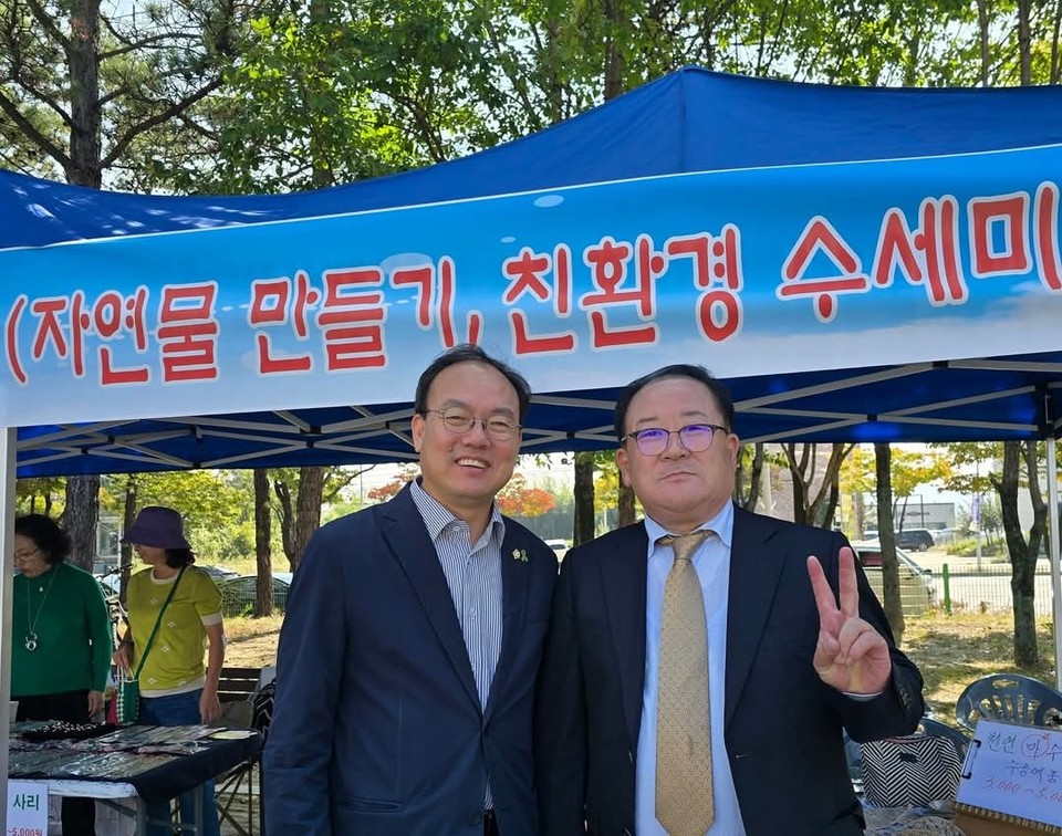 박완희 청주시의원(왼쪽)과 행사를 추지환 이택기 분평동 주민자치위원장 (사진=박완희 의원 제공)