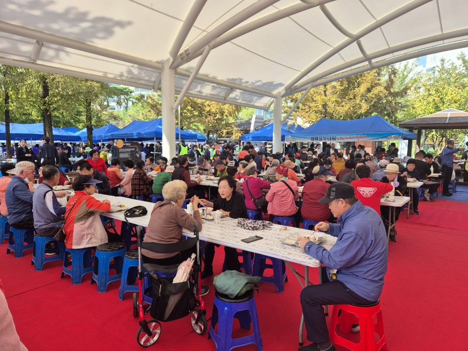 2024 분평동 원마루 축제장에서 식사를 하고 있는 지역 주민들. 이날 행사에는 일회용기 대신 다회용기를 사용했다. (사진=김남균 기자)