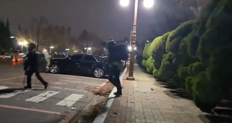 비상계엄이 선포된 가운데 완전 무장한 공수부대가 국회에 진입했다.