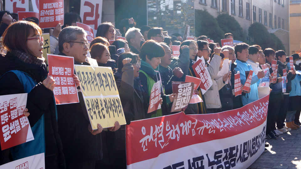 이날 기자회견에는 농민, 장애인, 여성 등 여러 단체가 참여했다. 참가자들이 정권 퇴진을 촉구하는 구호를 외치고 있다.