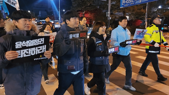 이날 충북시국회의는 충북도청 서문에서 홈플러스 방면까지 행진했다.