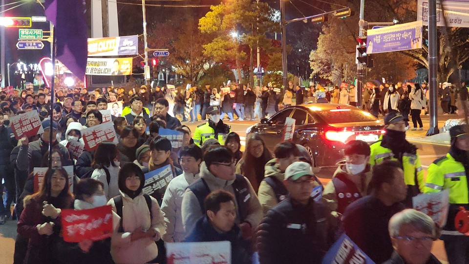 집회 참가자들이 청주 성안길 일대를 행진하고 있다. 