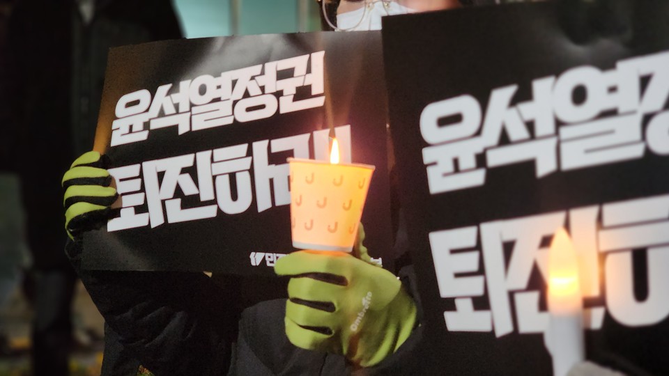 촛불을 든 집회 참가자들.