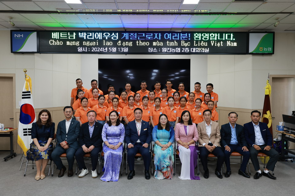 사진은 지난 5월 영동군 농가에 계절 노동자로 참여한 베트남 노동자들. 사진=영동군 제공.