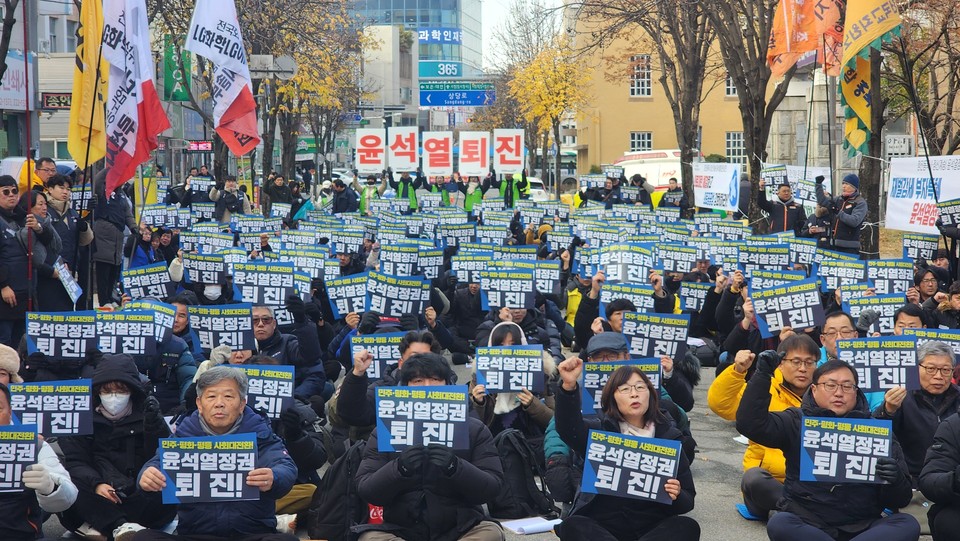 7일 열린 호죽 정진동 목사 정신 계승, 윤 정권 퇴진 충북민중대회에서 참가자들이 '노동해방 쟁취하자'고 구호를 외치고 있다. (사진=아종은 기자)