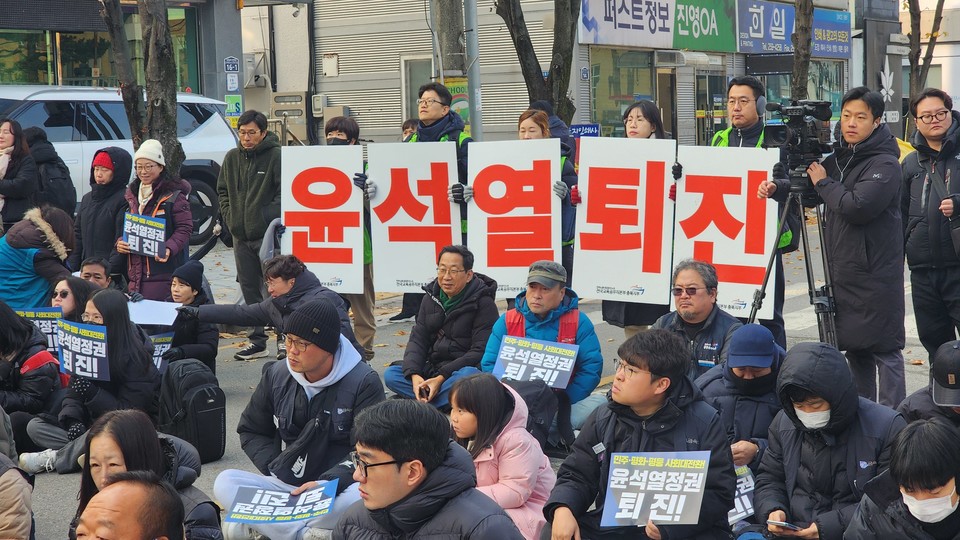 윤 정권 퇴진 충북민중대회 추진위원회는 "노동자 해방을 위해 평생 투쟁을 이어온 정진동 목사의 정신을 계승해 노동 탄압 정권을 끌어내리겠다"고 선언했다.