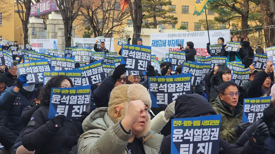 참가자들이 정권 퇴진 피켓을 들고 구호를 외치고 있다.