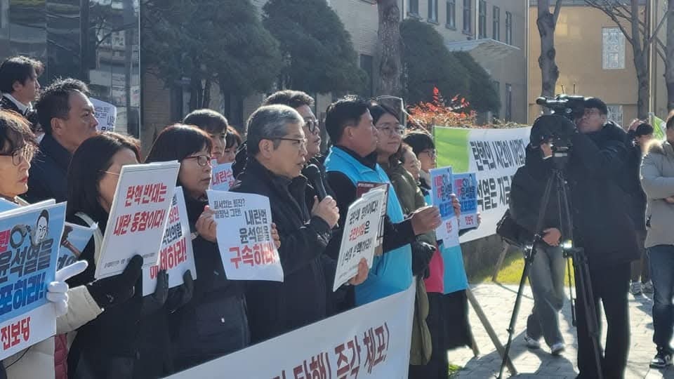 충북지역 시민사회단체가 ‘내란수괴’ 윤석열 대통령 체포와 탄핵표결에 불참한 국민의힘 해체를 요구했다.