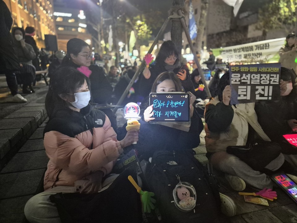 9일 충북도청 서문앞에선 ‘윤석열 탄핵 충북비상시국회의’ 주최로 탄핵집회가 열렸다. 주최측 추산 700여명이 참석했는데, 이는 지난주 보다 200~300명 정도 늘어난 수치다. (사진=김남균 기자)