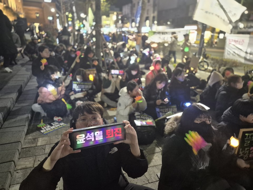 9일 충북도청 서문앞에선 ‘윤석열 탄핵 충북비상시국회의’ 주최로 탄핵집회가 열렸다. 주최측 추산 700여명이 참석했는데, 이는 지난주 보다 200~300명 정도 늘어난 수치다. (사진=김남균 기자)