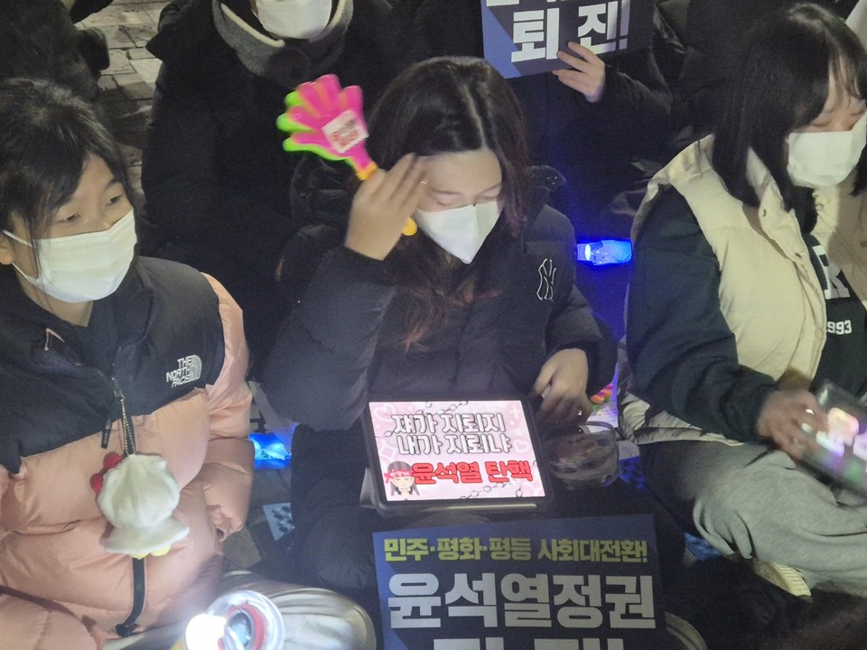 9일 충북도청 서문앞에선 ‘윤석열 탄핵 충북비상시국회의’ 주최로 탄핵집회가 열렸다. 주최측 추산 700여명이 참석했는데, 이는 지난주 보다 200~300명 정도 늘어난 수치다. (사진=김남균 기자)