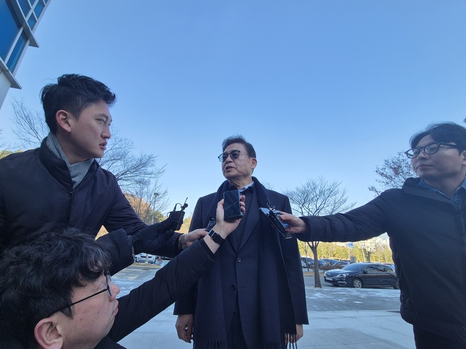 10일 청주지방법원 제22형사부(재판장 오성용)는 알선수재혐의와 공직선거법 위반혐의로 기소된 정우택 의원과 비서관 2명, 공직선거법 위반혐의로 기소된 윤갑근 변호사와 이필용 전 음성군수에 대한 첫 공판을 열었다. (사진=김남균 기자)