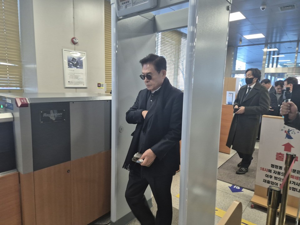 법원 검색대를 통과하는 정우택 전 의원. 10일 청주지법 제22형사부는 특가법상 알선수재 혐의로 기소된 정우택 전 국회의원에 대한 공판을 진행했다. (사진=김남균 기자)