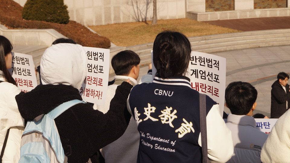 과잠(학과 단체복)을 입은 학생이 정권 퇴진을 촉구하는 구호를 외치고 있다. (사진=이종은 기자)