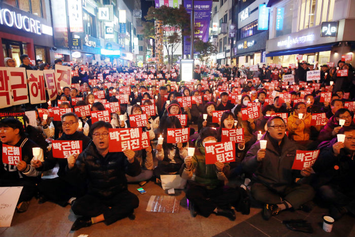 2017년 청주 성안길에서 진행된 박근혜 대통령 퇴진 촛불집회 장면(사진=충북인뉴스DB)