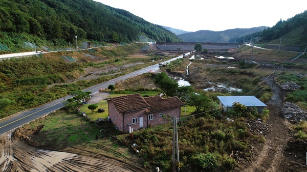 섬처럼 떠있는 마지막 대덕리 주민 배영규 씨 집.