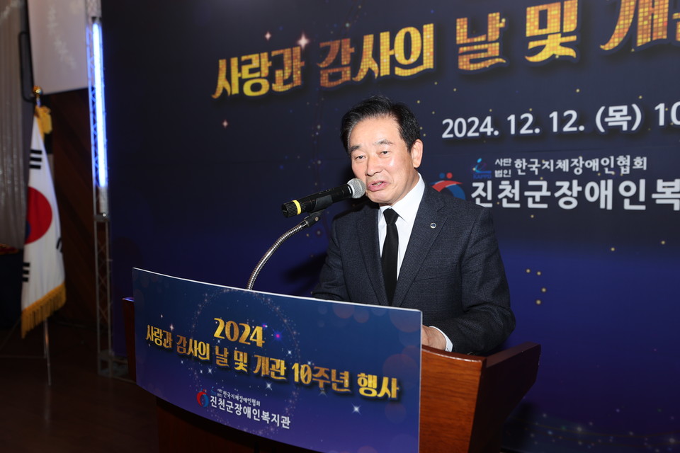 송기섭 진천 군수는 “윤 대통령의 비상계엄령으로 민주주의가 죽었고, 탄핵 부결로 대한민국 경제가 죽었다고 판단했다”며 “무너진 민주주의에 대한 슬픔의 표현이자 꼭 다시 살려내겠다는 마음을 담았다”고 밝혔다.