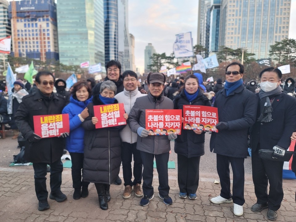 지난 7일 여의도 국회의사당 앞에서 열린 탄핵촉구집회에 참석한 송기섭 진천군수