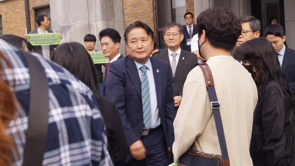 지난 10월 국감을 앞두고 김영환 충북도지사와 피켓팅 중인 오송참사 피해자들이 대면하고 있다. (사진=충북인뉴스DB)