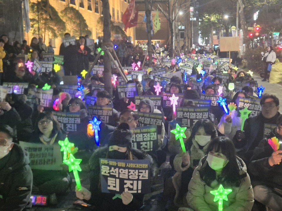 내일(14일) 오후 4시부터 진행되는 ‘윤석열 퇴진, 국민의힘 해체 충북도민총궐기대회’를 주최하는 충북비상시국회의가 ‘평등집회 수칙’을 발표했다.